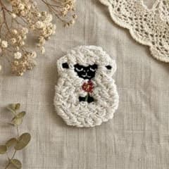 もこもこ黒羊と小さな花｜手刺繍ブローチ・キーホルダーのサムネイル