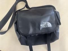 THE NORTH FACE ブラックショルダーバッグ　ユニセックスのサムネイル