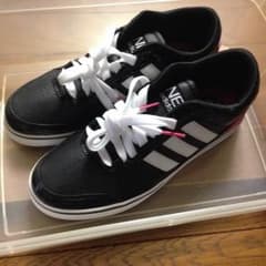 adidas スニーカーのサムネイル