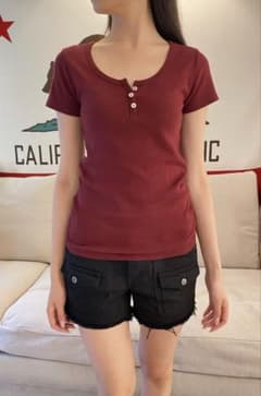 Brandy Melville 半袖 バーガンディ レッドのサムネイル