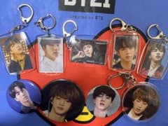 BTS ジン　キーホルダー&缶バッジのサムネイル