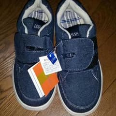 タグつき新品未使用のスニカーのサムネイル