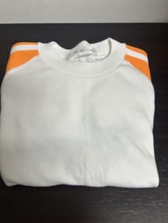 ホワイトTシャツ&オレンジショートパンツセットのサムネイル