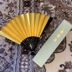 金色と黒色の扇子 専用箱付きのサムネイル