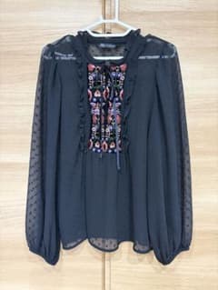 ZARA ブラック 刺繍 フリル 長袖ブラウスのサムネイル