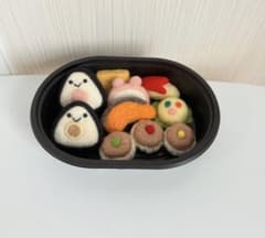 ハンドメイド 羊毛フェルト カラフルしゅうまいとおにぎりの行楽お弁当のサムネイル