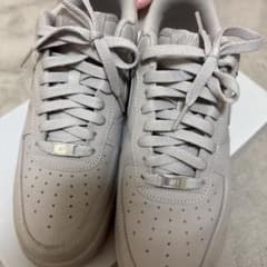 NIKE AIR FORCE 1 ベージュ スニーカーのサムネイル
