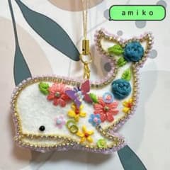 ビーズ刺繍 クジラ フラワーモチーフ ブローチ キーホルダーのサムネイル