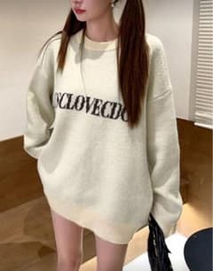 クリーム色オーバーサイズセーター ロゴ入りのサムネイル