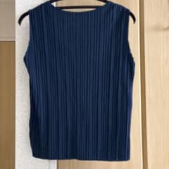 UNIQLOネイビー プリーツ ノースリーブ トップスのサムネイル