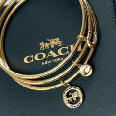 COACH コーチ 3連 ブレスレット バングル ゴールド チャーム 未使用級 