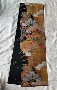 袋帯 振袖向き 黒地 金色 植物模様 正絹 中古のサムネイル
