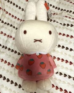 ミッフィー　特大サイズぬいぐるみ　いちごのワンピース