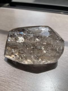✳メルカリ初出品‼️レモンスモーキー水晶勾玉 ルチル*虹入り　皆無の1個 本物保証 スモーキークォーツ フリーフォーム虹入り - メルカリ