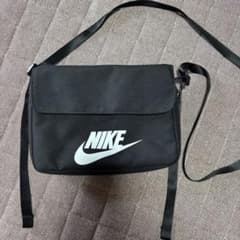 NIKE ブラック ショルダーバッグのサムネイル