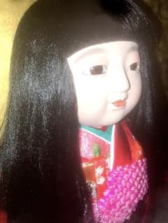 【超特級呪物】金運覚醒　チョウピラコ宿る市松人形 見つめる気配のガラスケース依代 超特級呪物】金運覚醒・チョウピラコ様が宿る市松人形 〜財を呼び込む
