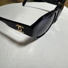 【極美品✨】シャネル サングラス ブラック ココマーク レッドグラス ロゴ金具 シャネル サングラス ブラック ココマーク レッドグラス ロゴ金具