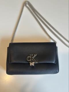 【Calvin Klein】ミニマルモノグラム チェーンショルダーバッグのサムネイル