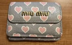 miu miu 三つ折り財布 ハート柄 グレー - メルカリ