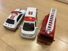 救急車、消防車、パトカーのサムネイル