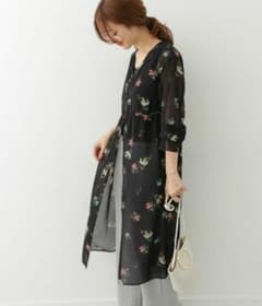 URBAN RESEARCH  花柄ガウンワンピース 花柄ロングワンピース 黒のサムネイル