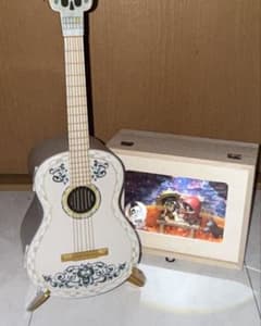 2*げ様 海外限定新品ディズニー100周年記念リメンバーミーギターポップコーンバ 2*げ様 海外限定新品ディズニー100周年記念リメンバーミーギター