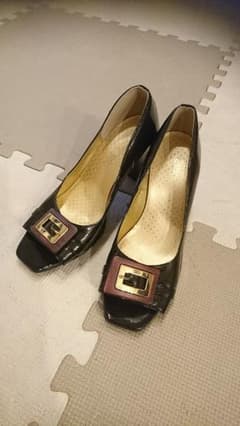 エナメルオープントゥパンプス　大きいサイズのサムネイル