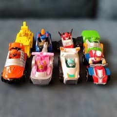 タカラトミーパウ・パトロール　ミニカー8体セット　車体7.5cm〜8.5cm合金のサムネイル