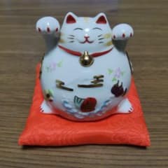招き猫 貯金箱 縁起物 置物 赤い座布団付き - メルカリ