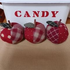 ⭐️アメリカンカントリー雑貨❤️りんごෆいっぱいテーブルセンター(タッセル付き) パッチワーク りんご いちご マギーエンジェル カントリー雑貨 - メルカリ