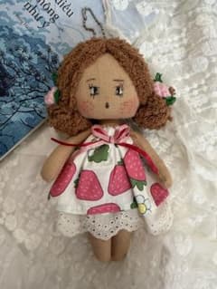 いちご柄ドレスの布製人形のサムネイル