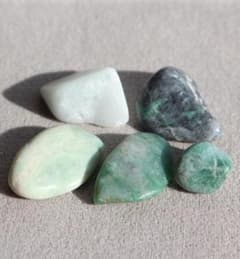 コレクション、ハンドメイドに⭐︎糸魚川翡翠大型原石セット+α 糸魚川翡翠セット 原石 計8.0g - メルカリ