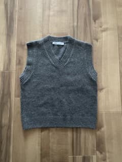 【美品】ZARA グレー ソフトニットベストのサムネイル