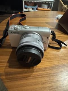 Canon EOS M100 ピンク　ミラーレス一眼のサムネイル
