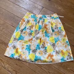 お値下げ！花柄スカート　Mサイズのサムネイル