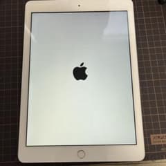 Apple iPad 第6世代 32GB Wi-Fiモデル シルバー ジャンク品のサムネイル