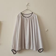 AOKI≪Oggi.jp4月掲載≫ 割繊Vネックドットプリントブラウス - メルカリ