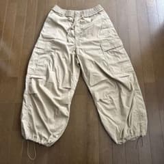 ベージュ カーゴパンツ ワイドシルエットのサムネイル