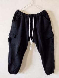 くつろぐための黒のロングパンツのサムネイル