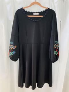 最終値下！2xL秋、冬膝丈刺繍ワンピのサムネイル
