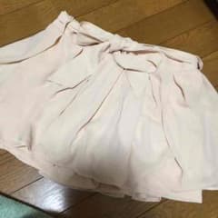 ベージュのキュロットのサムネイル