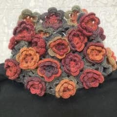 かぎ針編み立体お花のモチーフ　マフラー　スヌードのサムネイル