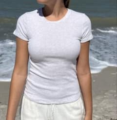 Brandy Melville グレー Tシャツのサムネイル