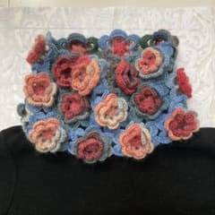 かぎ針編み立体お花のモチーフ　マフラー　スヌードのサムネイル