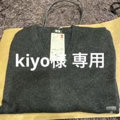 ユニクロ スーピマコットン Vネックセーターのサムネイル