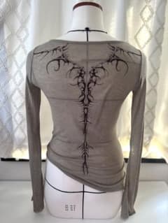 グレー 長袖 Tシャツ 背面刺繍のサムネイル