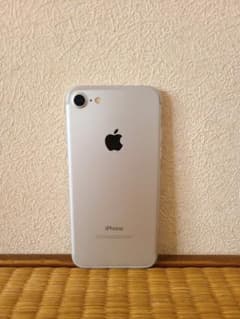 iPhone 7 Silver 32 GB SIMフリーのサムネイル