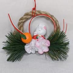 しめ飾り　兎　うさぎ　ウサギ　正月　元旦　年末年始　飾り付け　壁　玄関　扉　干支のサムネイル