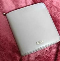 FURLA二つ折り財布のサムネイル