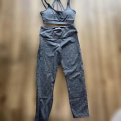 Forever21 XSグレー スポーツブラとレギンスセットのサムネイル